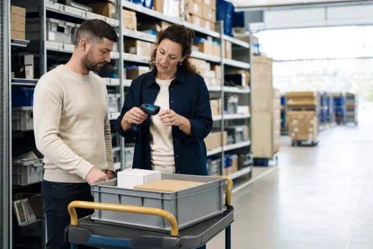 Collega's aan het werk in het magazijn